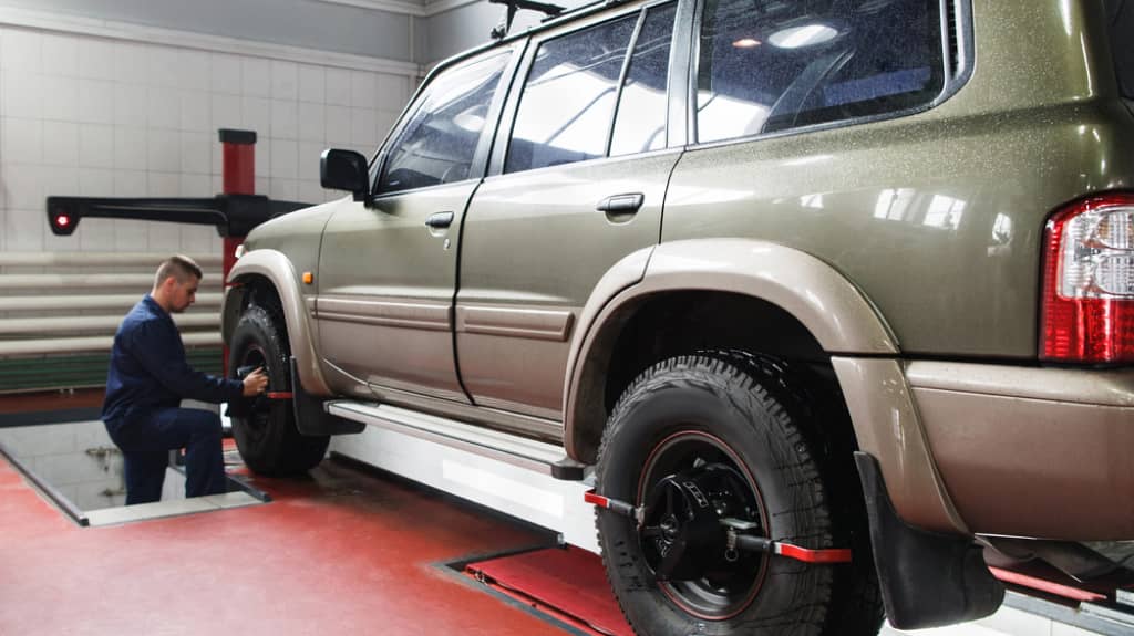 img - wheel-alignment-for-suv-in-professional-workshop